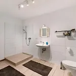 Modernes Loft Mitten Im Gruenen דירה *